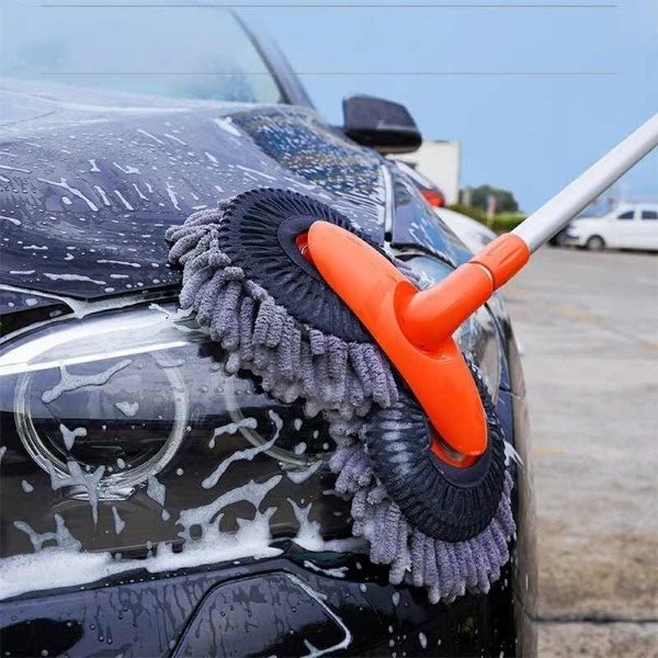 Kartáč LONGWASH při mytí zapěněné karoserie tmavého auta